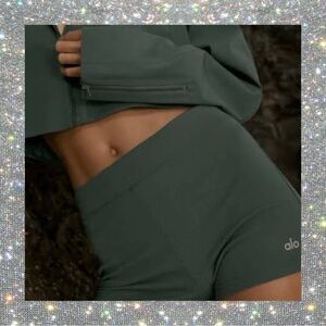 ALO Yoga Goddess Ribbed High-Waist Hot-Short in Dk Cactus size XS NWT!